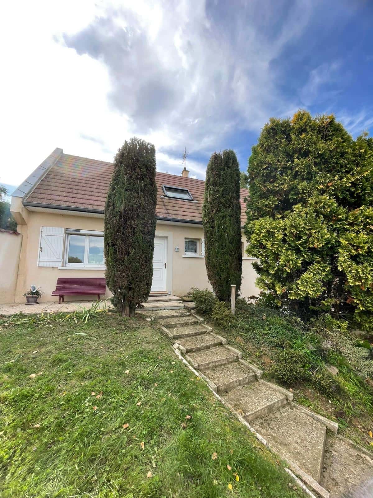 Cyprès taillés par O' fil du jardin devant une maison